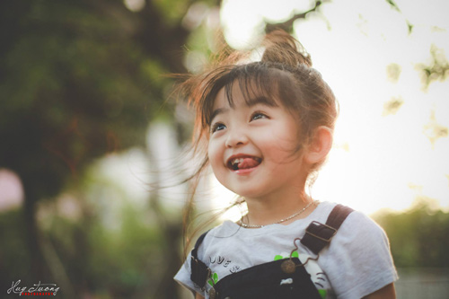 Chùm ảnh một cô bé 4 tuổi với với cách tạo dáng tự nhiên trước ống kính, khuôn mặt tròn và đôi mắt ngời sáng xuất hiện cách đây vài ngày trên facebook của nhiếp ảnh gia Huy Tưởng đang thu hút sự quan tâm của cư dân mạng.
